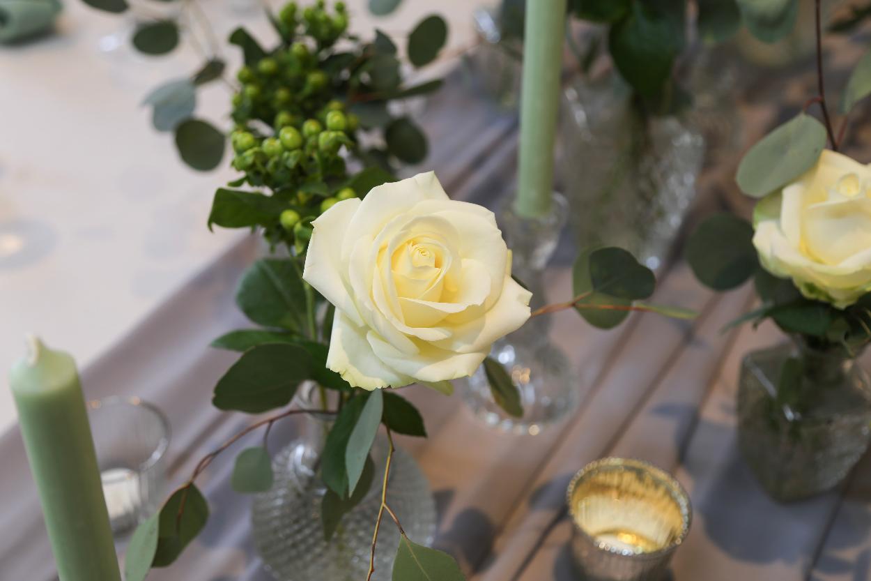 White Roses for Wedding Table Styling