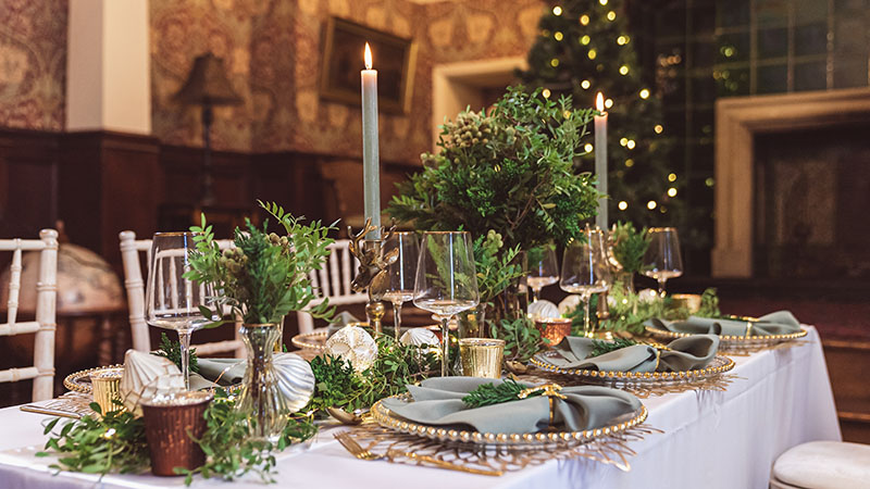 HOW TO SET THE TABLE FOR CHRISTMAS? The countdown to Christmas has begun (YES, IT IS ONLY OCTOBER) but we are so thrilled since we launched our new product: LUXURY HOST BOX HIRE, that we want to share with you the amazing designs we have created.